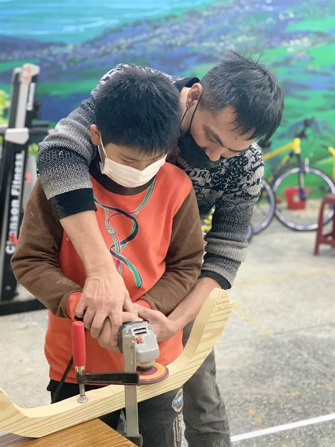 新北市瑞芳区山区瓜山国小毕业生，花费长达半年时间，克服经费不足等种种阻碍，成功打造「有家乡故事」的独木舟。（瓜山国小提供／戴上容新北传真）