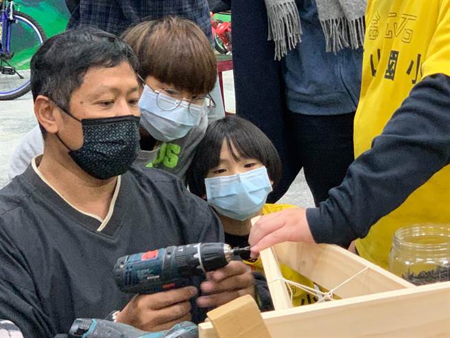 新北市瑞芳区山区瓜山国小毕业生，花费长达半年时间，克服经费不足等种种阻碍，成功打造「有家乡故事」的独木舟。大沐老师(左一)带领学生一起造舟。（瓜山国小提供／戴上容新北传真）