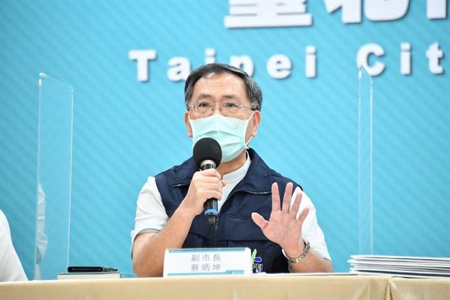 蔡炳坤說，所有診所都會在這2天完成疫苗施打，明天也會公布疫苗數量，明天以前一定到位。（北市府提供／游念育台北傳真）