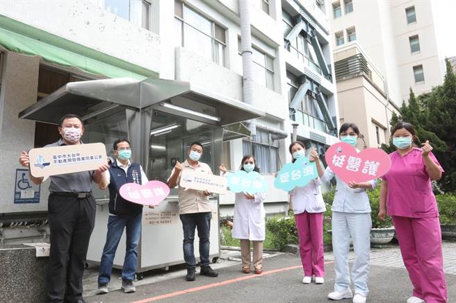 鸿山建设总经理陆象山（左起）、台中市都发局主秘曾文诚、大台中不动产开发公会理事长王至亮、丰原医院院长赖慧贞、立委江启臣。（大台中不动产开发公会提供／卢金足台中传真）