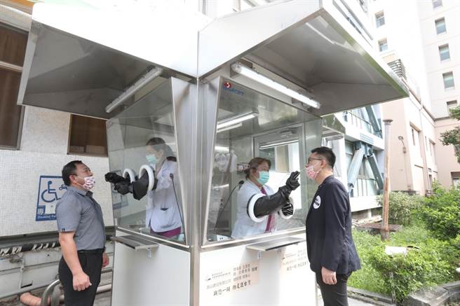 每座检疫亭1天可採检240位，内置紫外线灭菌灯可迅速消毒，搭配恒温空调，让医护人员不用饱受日晒雨淋、穿着隔离衣之苦。（大台中不动产开发公会提供／卢金足台中传真）