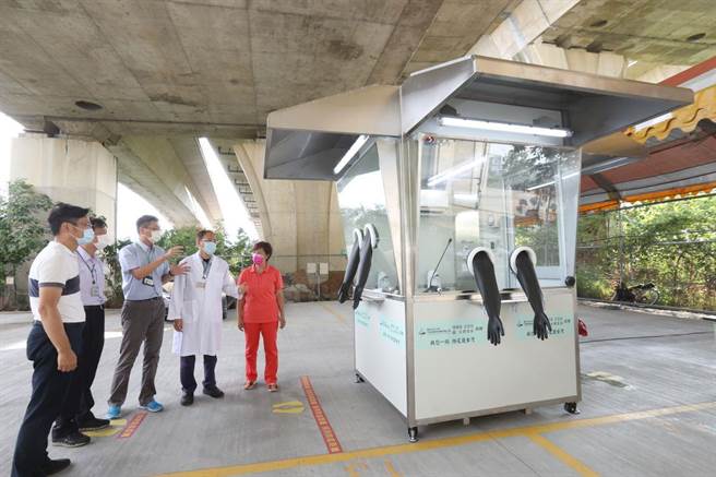 大台中不动产开发商业同业公会，关心医护人员及接受採检民眾安全与健康，降低医护人员染疫风险，提升医疗量能。（大台中不动产开发公会提供／卢金足台中传真）