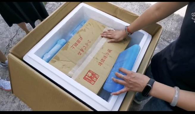 送往离岛的均使用特殊冷藏包装箱，内有冰宝、保冷袋和显示需维持摄氏2到8度的温度监视片，以及保持零度以上的疫苗冷冻监视片。（金门县府提供）