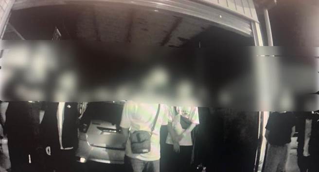 7名男女在民眾端午连假在民宅喝酒聚会，接罚单后嗨不起来了。（翻摄照片／石秀华高雄传真）