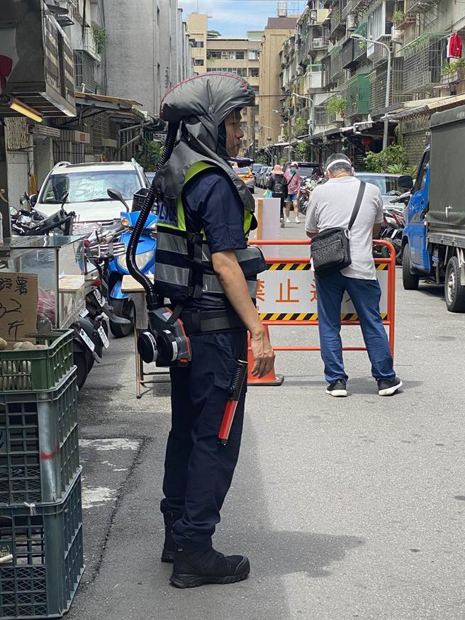 台北街头看见戴着防毒过滤装备值勤的员警，模样彷佛「未来战警」。（民眾提供）