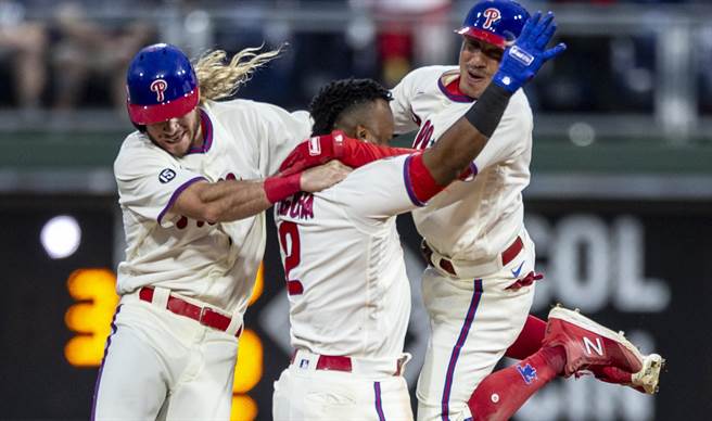 今天费城人用再见安打拿下胜利(美联社)