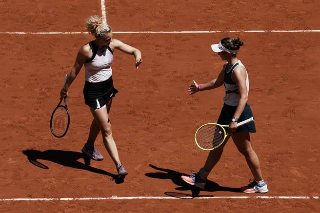 捷克克蕾切可娃（右）昨天帶走法網女單冠軍，今天再和搭擋西妮雅可娃（左）收下女雙冠軍。（美聯社）