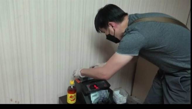 桃園警方上門查緝，還發現現金藏在水桶下方。（翻攝照片／賴佑維桃園傳真）