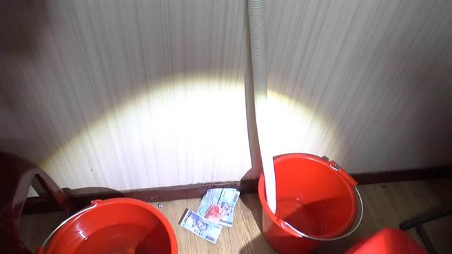 桃園警方上門查緝，還發現現金藏在水桶下方。（翻攝照片／賴佑維桃園傳真）