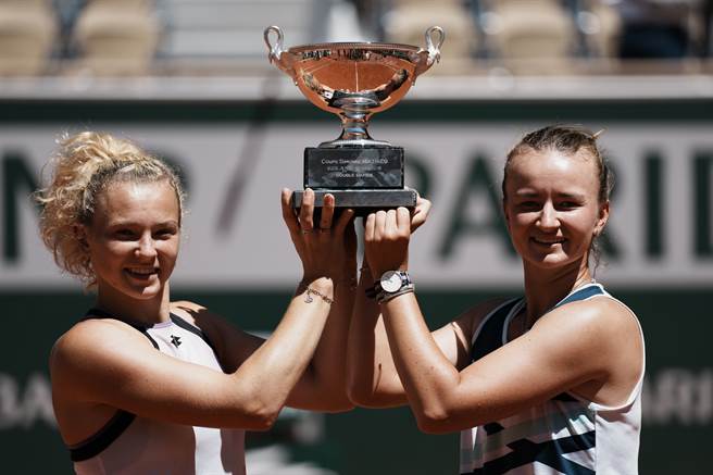 捷克克蕾切可娃（右）昨天帶走法網女單冠軍，今天再和搭擋西妮雅可娃（左）收下女雙冠軍。（美聯社）