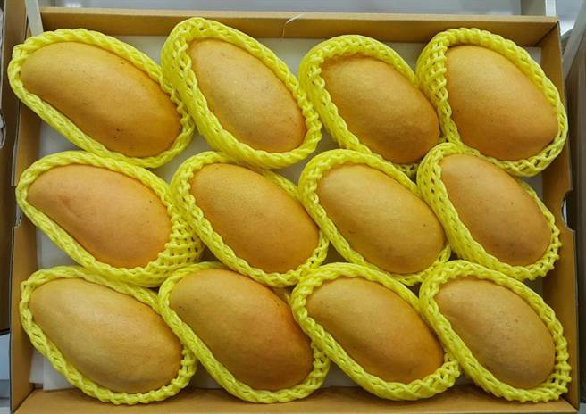 朋友寄一箱芒果给丈夫，妻子没告知就拿3颗送姊姊，遭夫指控「偷」，引发两派意见网友争论。（示意图，达志影像/shutterstock）