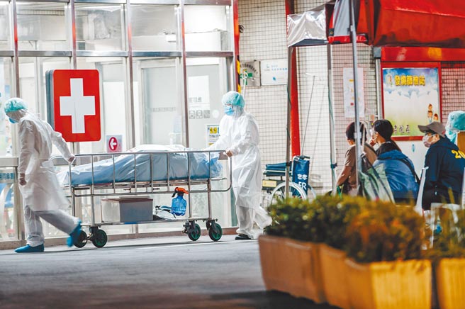 台湾12日新增250名本土确诊，并添26死，死亡病例已破400例。图为台北市1名60岁男子昨凌晨出现发烧、疲倦症状，自行骑车就医却倒卧路边，送医急救仍宣告不治。（郭吉铨摄）