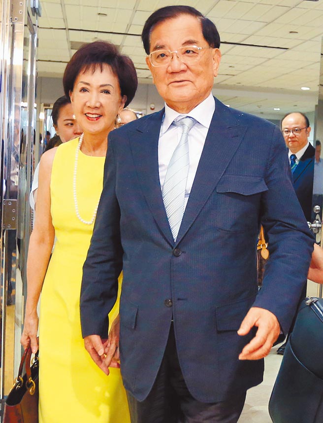 媒体人周玉蔻日前公开质疑，前副总统连战夫妇是否在北投某医院打特权疫苗？引发关注。据本报掌握讯息，连战因罹癌住院开刀，与亲自陪病照料的连方瑀一起依照医师嘱咐施打疫苗。图为国民党荣誉主席连战夫妇。（本报资料照片）