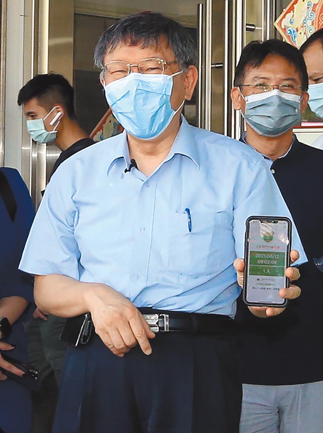 针对新冠肺炎疫情延烧，台北市政府宣布採用身分证末码的单号、双号进行分流，管制市场採买人潮避免群聚，台北市长柯文哲（见图）12日前往南门市场视察「市场实联分流管理资讯站」试办效果。（赵双杰摄）