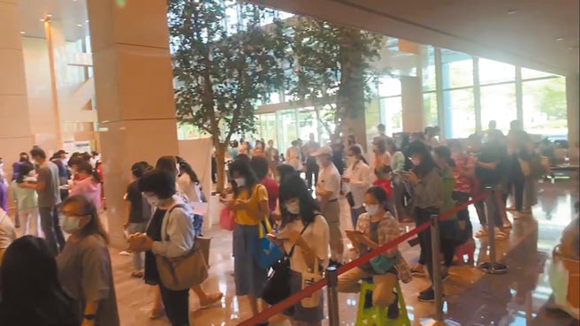 亚东医院12日开放500名医事人员接种莫德纳疫苗，一早大厅即涌入大批人潮。（翻摄自《记者爆料网》／王扬杰新北传真）