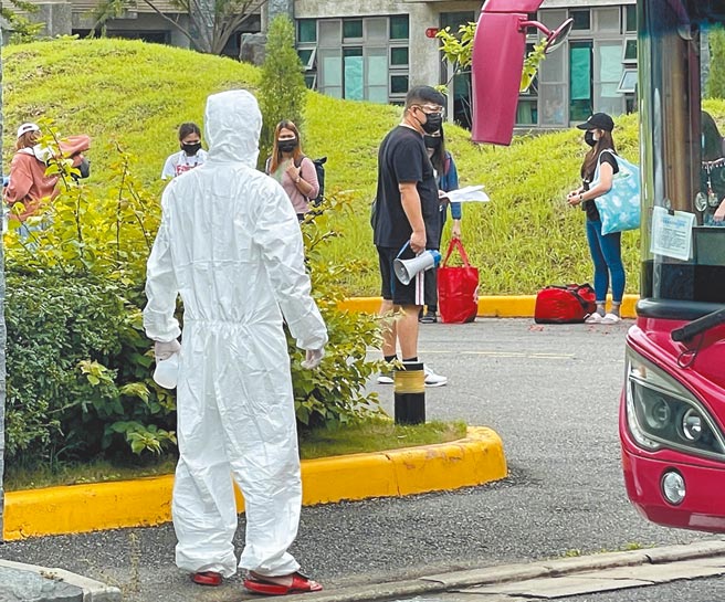 苗栗疫情下降，但京元电移工又传出阴转阳。图为苗栗竹南科技厂移工日前接受採检。（本报资料照片）