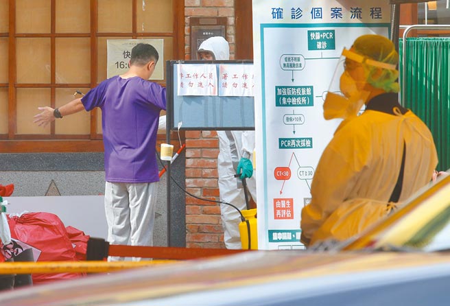 54歲前台北榮總護理師雪兒（化名），眼見台北市醫療能量告急，決定接受退離職醫護徵召，暫時離開退休生活，前往萬華剝皮寮快篩站支援。圖為快篩站，非當事人。（本報資料照片）