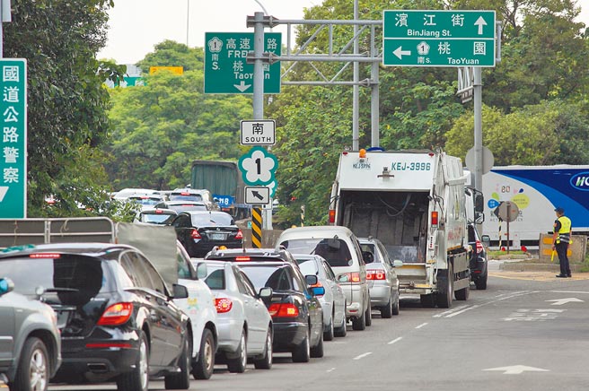端午连假首日，高速公路局祭出「最严管制」，不只返乡民眾，连物流、通勤者都塞在高速公路匝道口，引发民眾抱怨连连。（张铠乙摄）