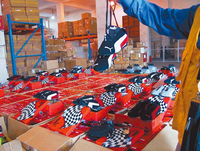 关务署统计，光今年第1季查获的仿冒品，已经超过4000万元，其中服饰和包包占比就超过7成。。图为知名厂牌皮件及运动鞋仿冒品。（本报资料照片）