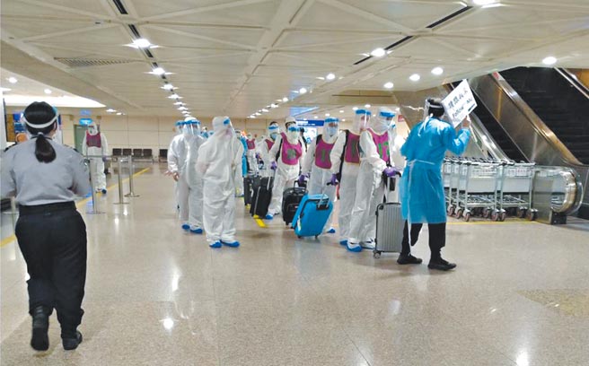 调查局与欧洲刑警组织合作，在北马其顿破获电信诈骗集团，逮捕48名台籍诈骗成员，5月27日从北马其顿由调查局人员押解搭机，并于隔日傍晚抵台。（翻摄照片／洪浩轩高雄传真）