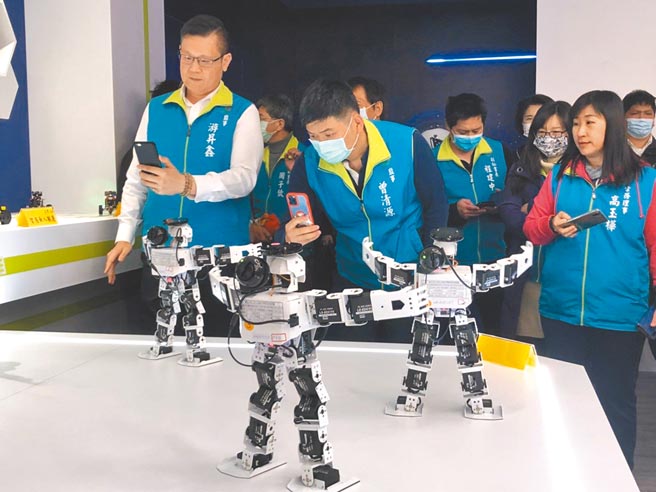 工业4.0时代来临，产业连动教育一同变化，。图为景文高中科学教育中心设置智慧机器人、无人机、机械手臂等科学教育设备。限北市教育局提供／李侑珊台北传真）