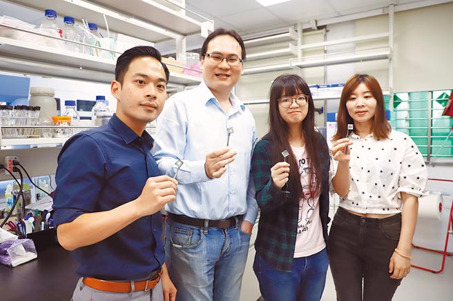 台科大化工系教授葉禮賢（左二）攜手台大，師生團隊共同開發仿電鰻異質薄膜，可大幅提升海洋清淨能源效能。（台科大提供／李侑珊台北傳真）