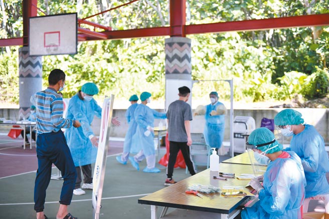 花莲水泥工人确诊者足迹多在新城乡活动，县府卫生局12日在新城乡顺安村活动中心设置临时快筛站，已筛检400多人。（花莲县政府提供／王志伟花莲传真）