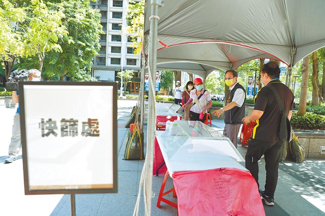 新光三越台中店一楼香奈儿化妆品专柜小姐确诊，市府也到该百货成立前进指挥所召回有风险的柜哥柜姐等工作人员与消费者进行快筛。（台中市政府提供／冯惠宜台中传真）