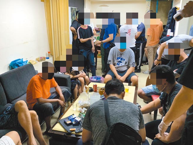 疫情严峻，新北市新庄仍有一群不怕死的赌客，群聚在狭窄洗车场夹层内开赌推筒子，其中有8岁女童被母亲带到赌场陪赌，赌场老板与同伙除吃上官司、赌客被裁罚外，另依违反《传染病防治法》开罚至少102万。（翻摄照片／戴上容新北传真）