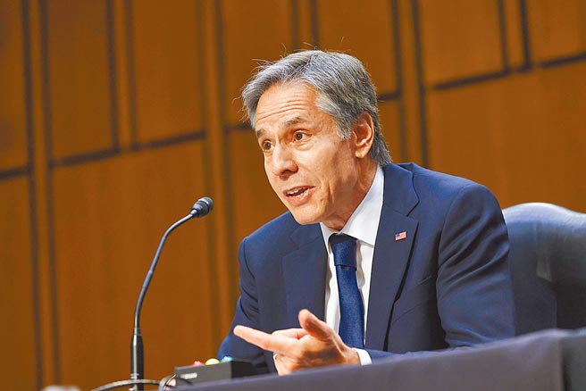 美国总统拜登与俄罗斯总统普丁16日将于瑞士日内瓦举行高峰会，会面前双方各有动作。普丁接受美国国家广播公司新闻网（NBC News）专访时表示，俄美关系正处于近年来最低点，直言拜登与美国前总统川普截然不同，希望拜登不像川普那样容易衝动。美国则宣布加码1.5亿美元军援乌克兰，以协助基辅对抗莫斯科的军事压力。图为美国国务卿布林肯（新华社）