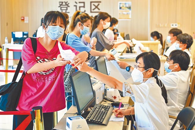 截至6月11日，广州累计接种疫苗达1440万剂、1061万人。（中新社）