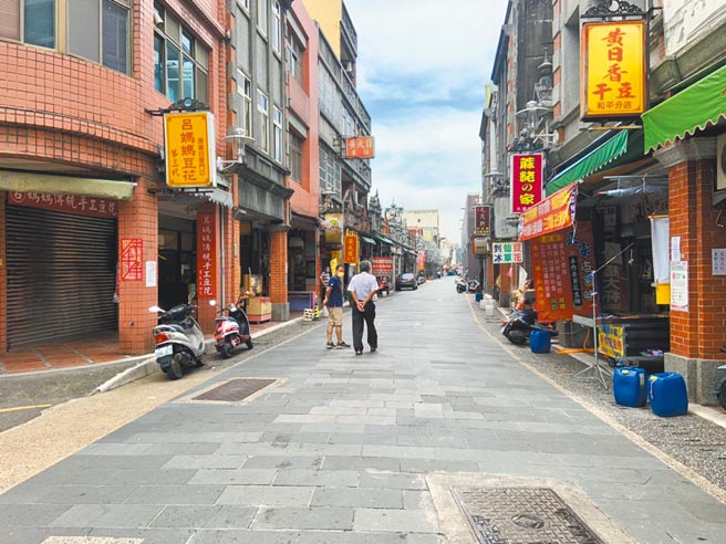 大溪老街自本土疫情爆发以来，已经1个多月未有摊商营业。（吕筱蝉摄）
