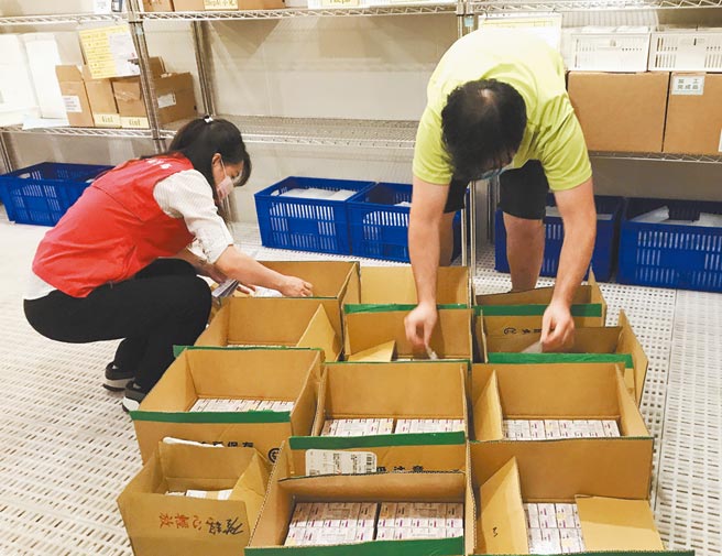 日本捐赠的AZ疫苗，1.8万剂昨天送抵南投县政府，由卫生局医政科长陈淑怡（左）点收。（南投县政府提供／陈世宗南投传真）