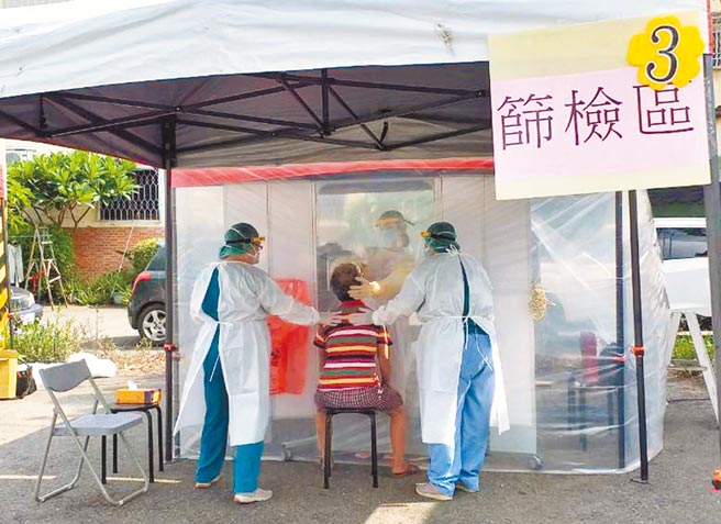 南投县政府卫生局12日在竹山镇武德宫办理社区筛检；快速筛检130人，全数为阴性。（南投县政府提供／陈世宗南投传真）