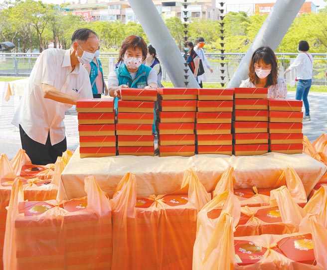 长期受各界捐款帮助的若竹儿教育基金会董事长林朋辉（左一）发起「公益爱心礼盒」劝募，短短1周募得3305份礼盒，12日送500盒到嘉义长庚医院。（吕妍庭摄）