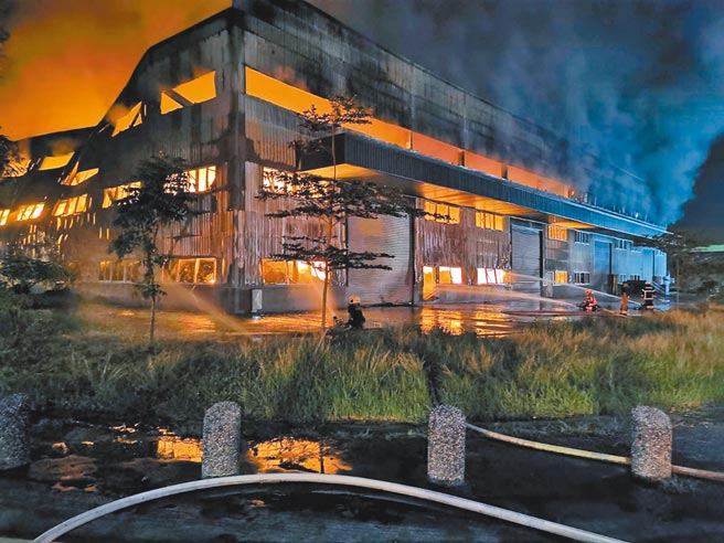 台南市柳营科技工业区史坦利资源开发公司承租的厂房发生大火。（读者提供／洪荣志台南传真）