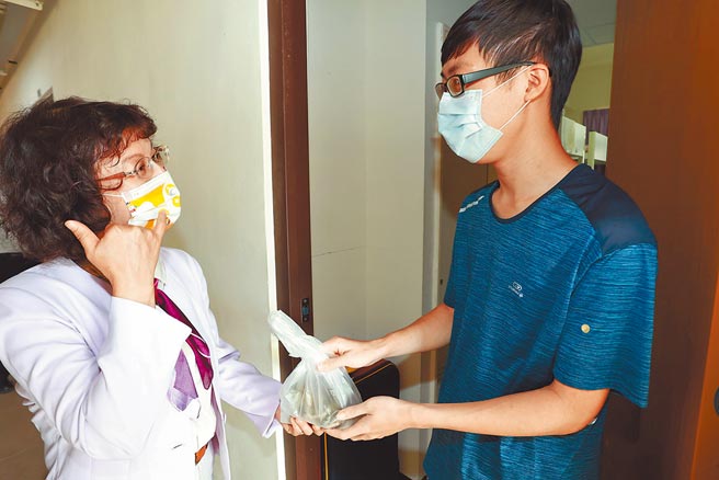 高雄大学校长陈月端（左）送粽子给学生，感谢学生配合防疫政策。（高雄大学提供／林瑞益高雄传真）