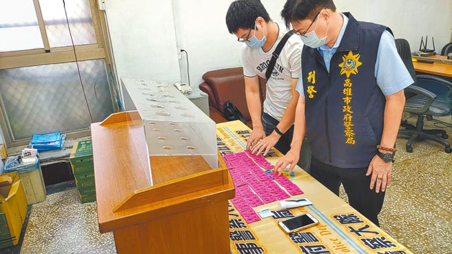 高雄警方在马夫车上查获94个保险套、润滑剂等物。（翻摄照片／石秀华高雄传真）