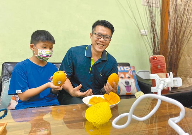 行政院东部联合服务中心执行长洪宗楷改当直播主，以轻松有趣方式介绍外带美食。（蔡旻妤摄）