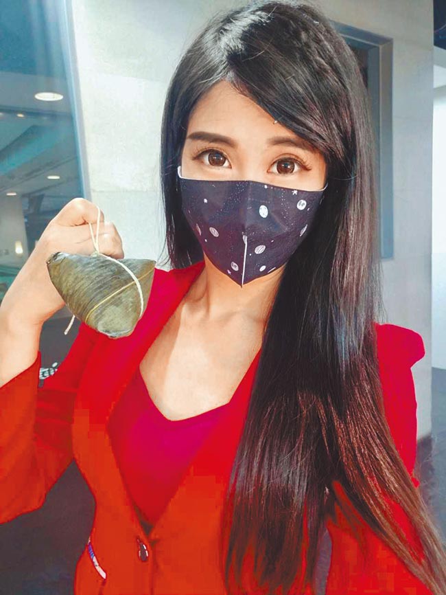 中天主播刘盈秀拿粽子祝大家端午节快乐。（中天新闻提供）