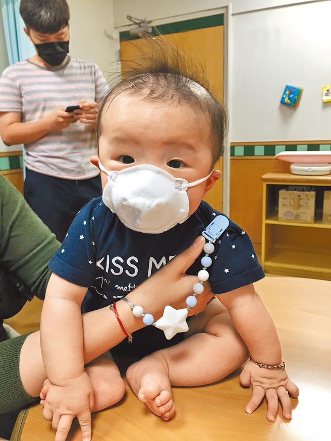 带幼儿就医时务必告知医护人员相关病况、活动史与接触史。（罗东博爱医院提供）