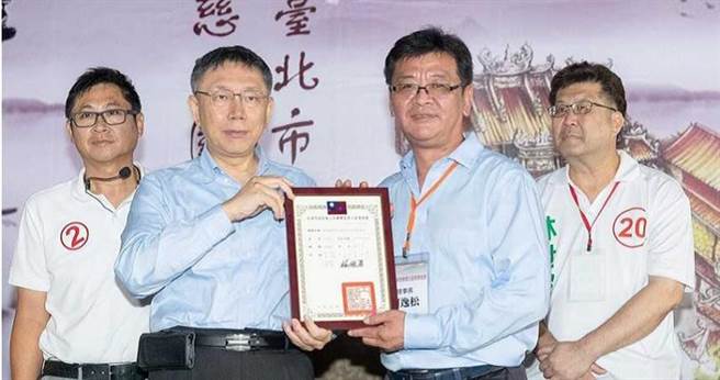 何逸松（右2）深耕舊佳里40年，居中協調簡併夜市管理協會，卻被捲入收費內鬥，遭人恐嚇毆打。（圖／報系資料照）