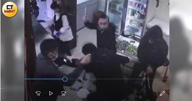 台北市士林區德行東路一間檳榔攤日前突遭3名黑衣惡煞闖入，在場的前里長何逸松遭架住痛毆，打到全身是血。（圖／讀者提供）