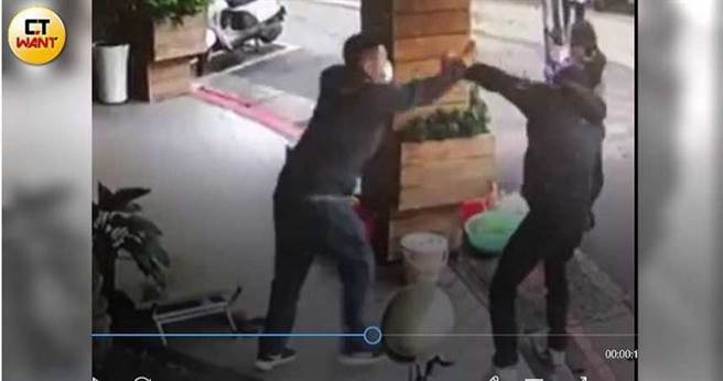 何逸松深耕舊佳里40年，居中協調簡併夜市管理協會，卻被捲入收費內鬥，遭人恐嚇毆打。（圖／讀者提供