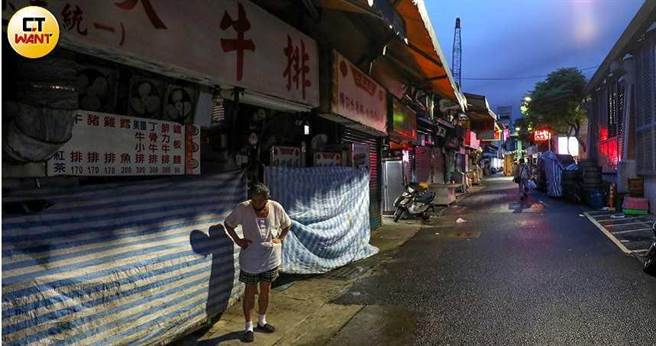 士林夜市因疫情生意一落千丈，逾400摊商倒闭，现又传出自治协会因管理费起内哄，未来堪忧。（图／王永泰摄）