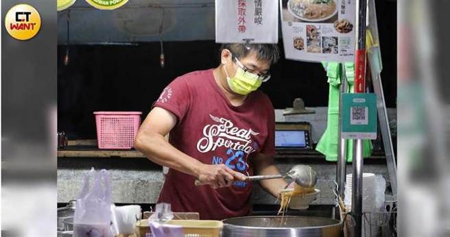 摊商无奈表示，三级警戒以来收入剩六分之一不到，但停业更没钱，只好强撑。（图／王永泰摄）