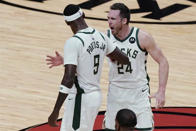 篮网替补前锋康纳顿(右)的拚战精神令人动容。(美联社资料照)