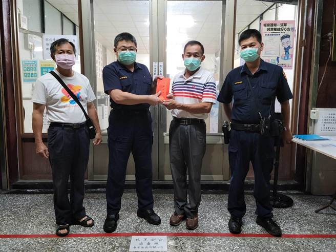 泰安警友站站長鍾欽智、幹事莊明和前往泰安派出所頒發加菜金慰勞員警，由副所長施基鴻代表接受。（大甲警分局提供／陳淑娥台中傳真）