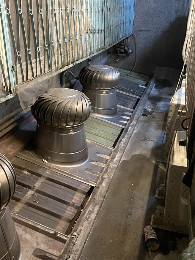 杜嫌趁警方与同居人对话时，从4楼攀爬逃逸，不慎失足坠落2楼遮雨棚。（翻摄）