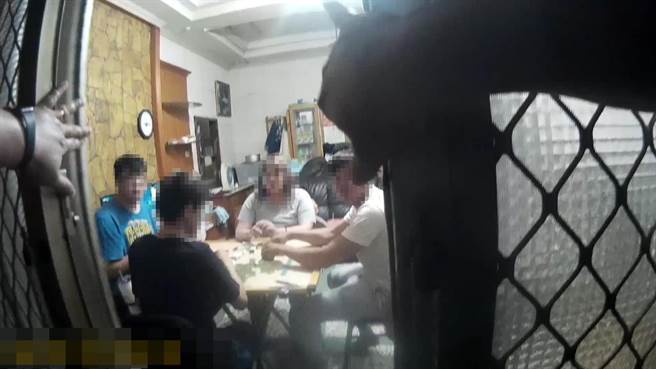 湖內警方日前獲報有人在室內群聚，到場查看，發現有民眾在屋內打麻將。（翻攝照片／林瑞益高雄傳真）